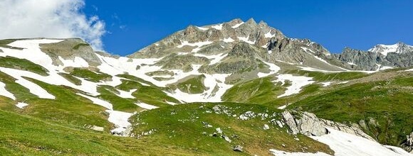 Bergwandern bei Hitze: Cool bleiben am Berg – Vorsicht vor Altschnee in der Höhe