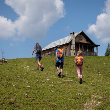 Bergsommer mit Kindern: Wie viele Höhenmeter, Hüttenübernachtung oder Tagestour und was gehört eigentlich in den Rucksack?