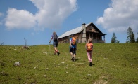 Bergsommer mit Kindern: Wie viele Höhenmeter, Hüttenübernachtung oder Tagestour und was gehört eigentlich in den Rucksack?