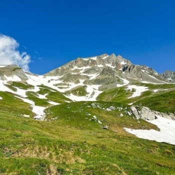 Bergwandern bei Hitze: Cool bleiben am Berg – Vorsicht vor Altschnee in der Höhe