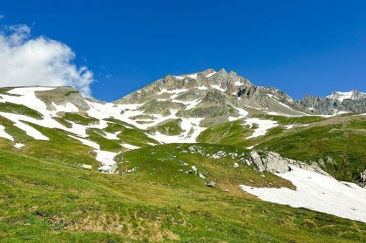 Bergwandern bei Hitze: Cool bleiben am Berg – Vorsicht vor Altschnee in der Höhe