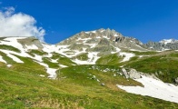 Bergwandern bei Hitze: Cool bleiben am Berg – Vorsicht vor Altschnee in der Höhe