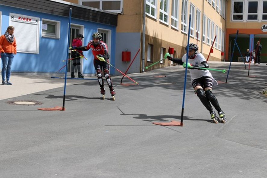 07 Familiensport im Sommer Inlineskates - FAMILIENSPORT IM SOMMER